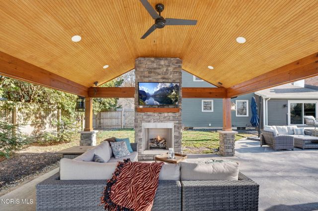 1243 Brownwood Drive, Bowling Green, OH 43402