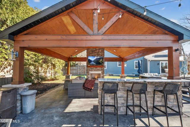 1243 Brownwood Drive, Bowling Green, OH 43402