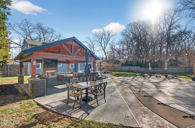 1243 Brownwood Drive, Bowling Green, OH 43402