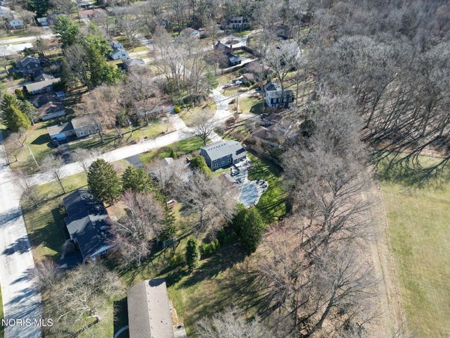 1243 Brownwood Drive, Bowling Green, OH 43402