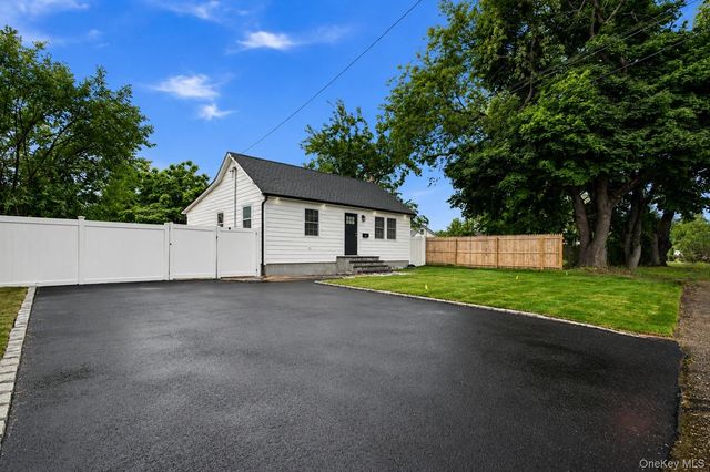 606 Catskill Avenue, Lindenhurst, NY 11757