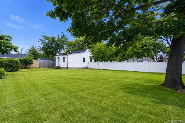 606 Catskill Avenue, Lindenhurst, NY 11757