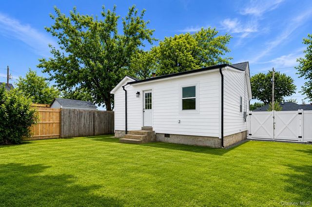 606 Catskill Avenue, Lindenhurst, NY 11757