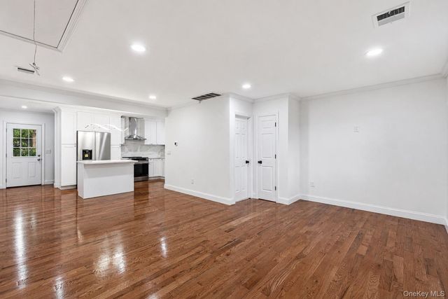 606 Catskill Avenue, Lindenhurst, NY 11757