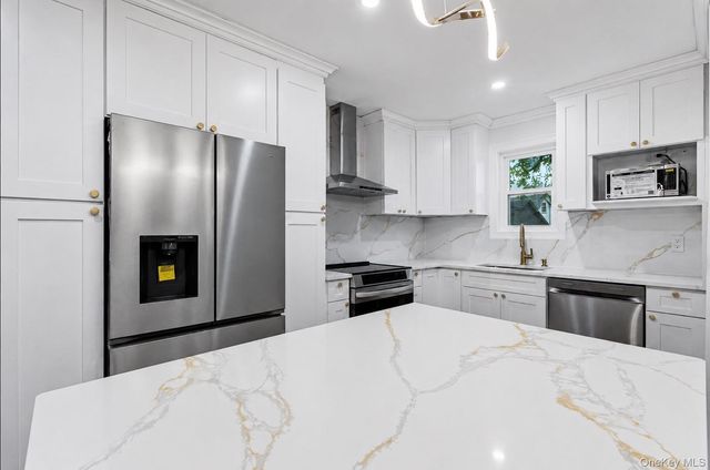 606 Catskill Avenue, Lindenhurst, NY 11757