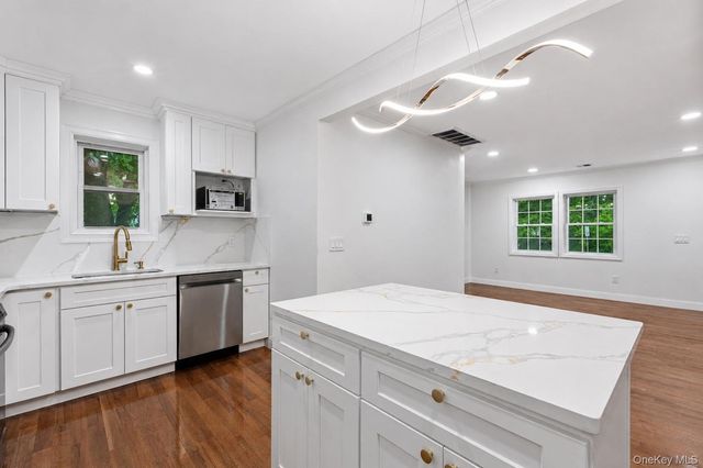 606 Catskill Avenue, Lindenhurst, NY 11757