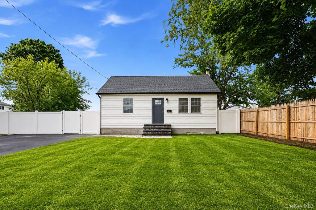 606 Catskill Avenue, Lindenhurst, NY 11757