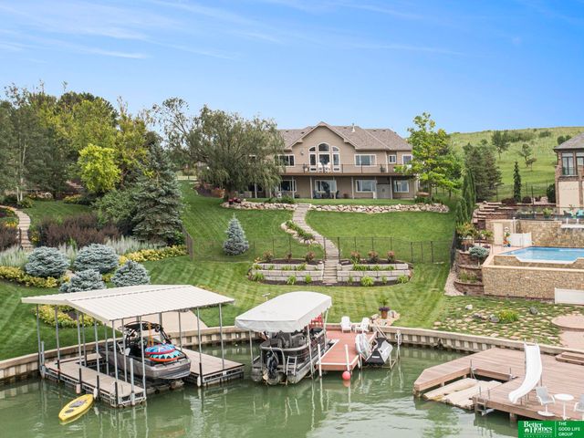 17808 S Reflection Avenue, Bennington, NE 68007