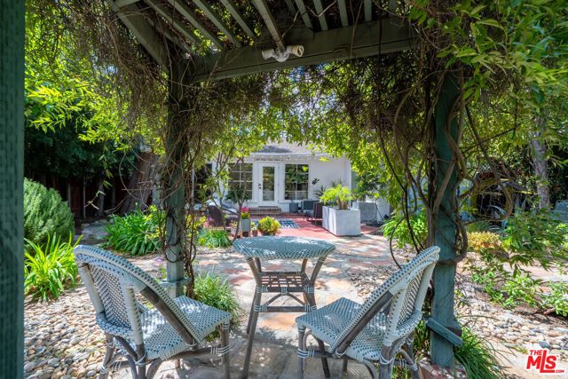 22217 Ybarra Road, Woodland Hills (los Angeles), CA 91364