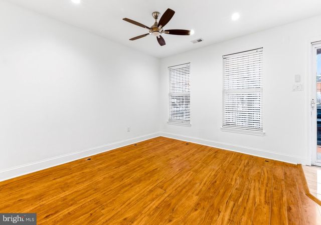 576 WASHINGTON ST, Camden, NJ 08103