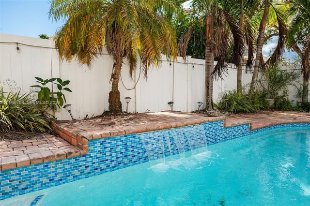 372 NW 45th Terrace, Deerfield Beach, FL 33442