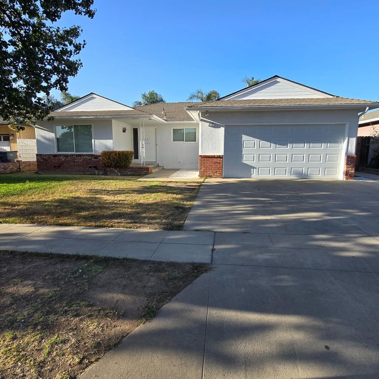 Image 1 of property listing at 3138 W Norwich Avenue, Fresno, CA 93722