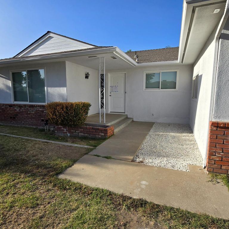 Image 2 of property listing at 3138 W Norwich Avenue, Fresno, CA 93722