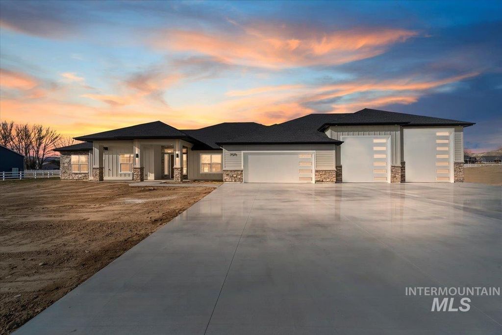 7573 Riverfront Dr, Marsing, ID 83639