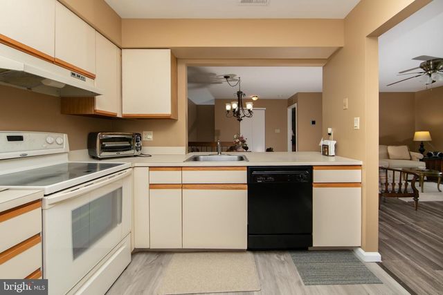1011-B SCOTSWOOD CT, Mount Laurel, NJ 08054