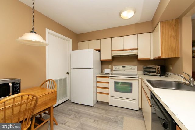 1011-B SCOTSWOOD CT, Mount Laurel, NJ 08054