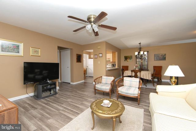 1011-B SCOTSWOOD CT, Mount Laurel, NJ 08054