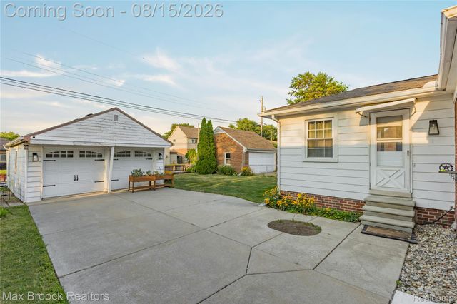 22451 Bayview Drive, St. Clair Shores, MI 48081