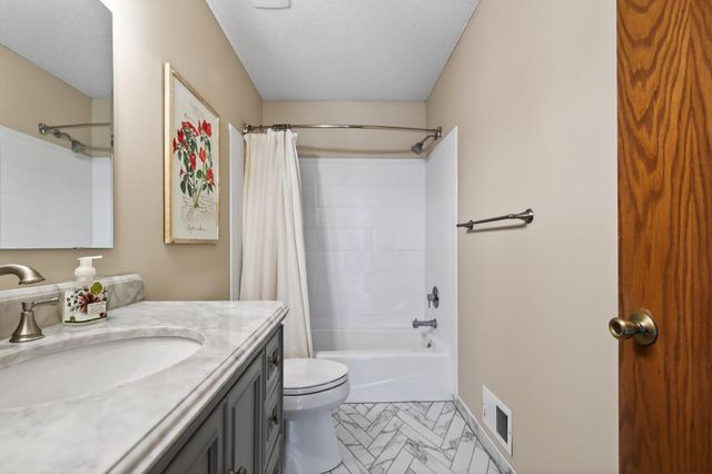 4076 States Avenue, Eagan, MN 55123