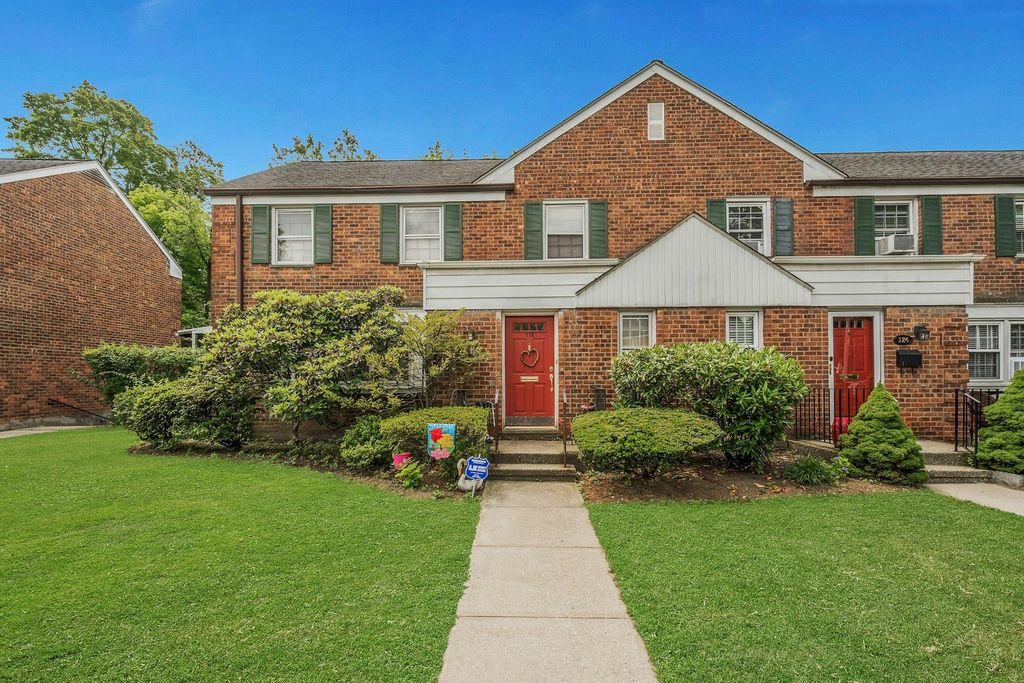118 Robins Road 118, New Rochelle, NY 10801