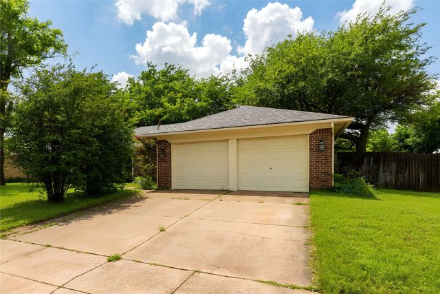 400 Indian Crest Drive, Saginaw, TX 76179