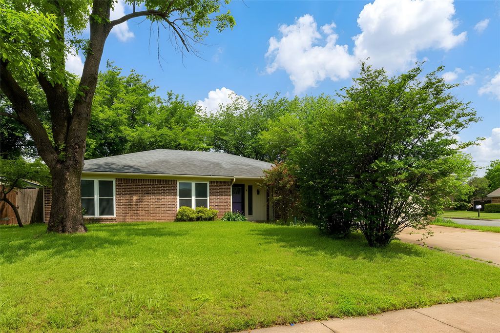 400 Indian Crest Drive, Saginaw, TX 76179