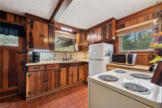 211 Ironwood Rd, Jefferson Twp, PA 15501