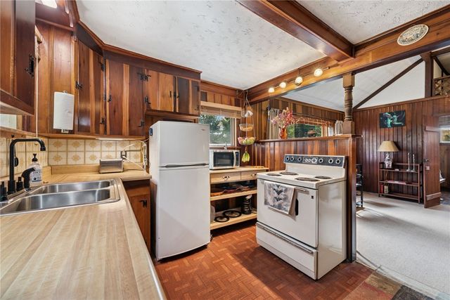 211 Ironwood Rd, Jefferson Twp, PA 15501