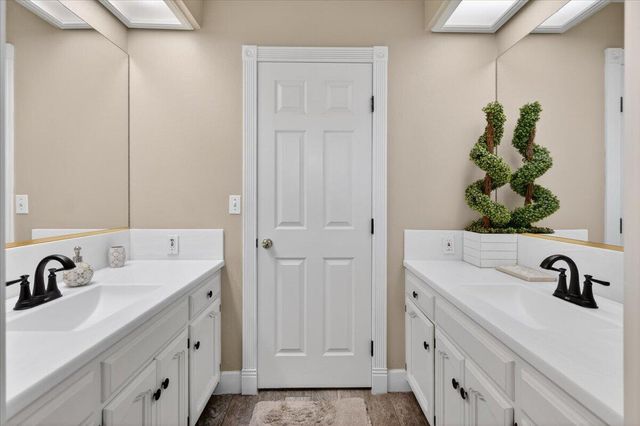 1652 S Exeter Court, Visalia, CA 93292