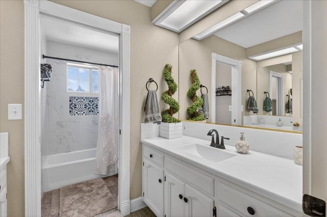 1652 S Exeter Court, Visalia, CA 93292