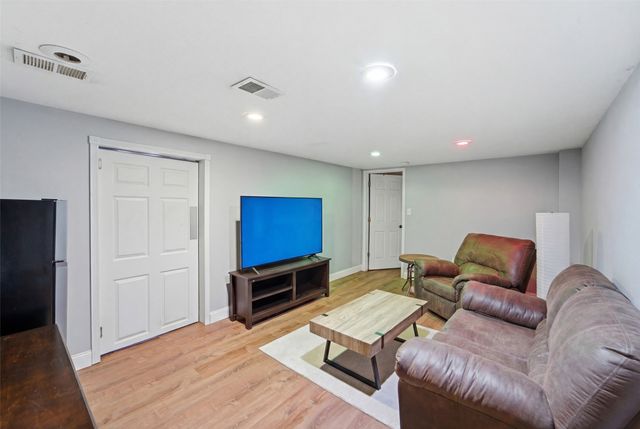 1847 NW 80th Place, Clive, IA 50325