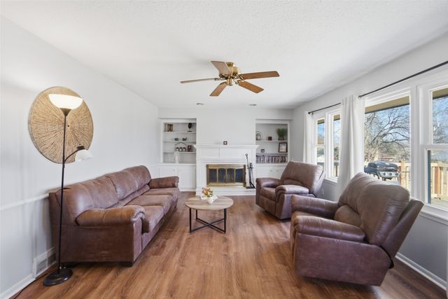 1847 NW 80th Place, Clive, IA 50325
