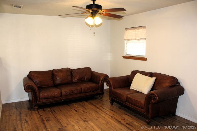 503 W McCurtain, Calera, OK 74730