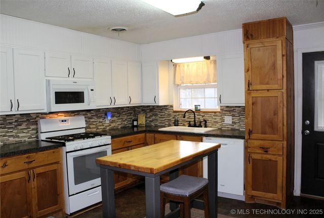 503 W McCurtain, Calera, OK 74730