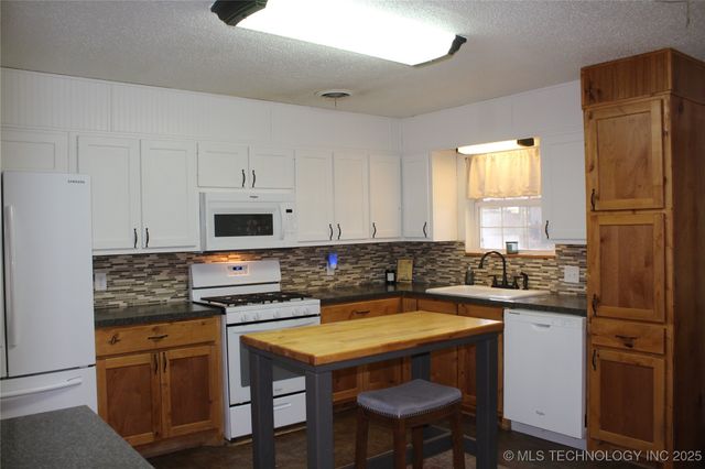 503 W McCurtain, Calera, OK 74730