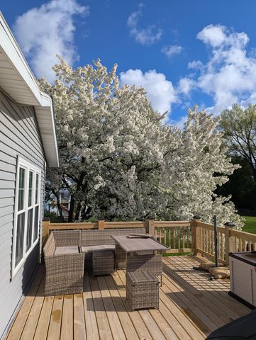 5501 Golfview Avenue N, Oakdale, MN 55128