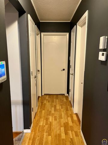 3337 SW Arrowhead RD, Topeka, KS 66614