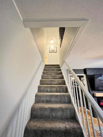 3337 SW Arrowhead RD, Topeka, KS 66614