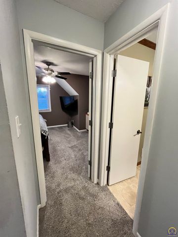 3337 SW Arrowhead RD, Topeka, KS 66614