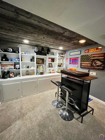 3337 SW Arrowhead RD, Topeka, KS 66614