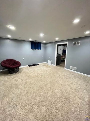 3337 SW Arrowhead RD, Topeka, KS 66614