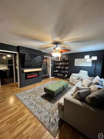 3337 SW Arrowhead RD, Topeka, KS 66614