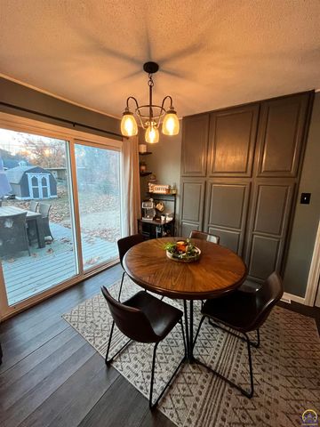 3337 SW Arrowhead RD, Topeka, KS 66614