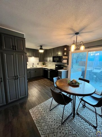 3337 SW Arrowhead RD, Topeka, KS 66614