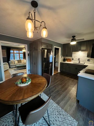 3337 SW Arrowhead RD, Topeka, KS 66614