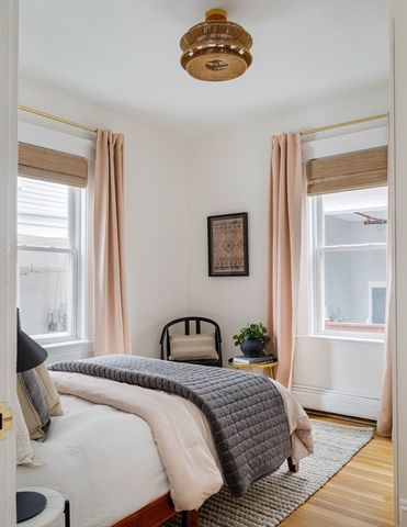 7 Farragut Ave 1, Somerville, MA 02144