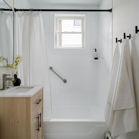 7 Farragut Ave 1, Somerville, MA 02144