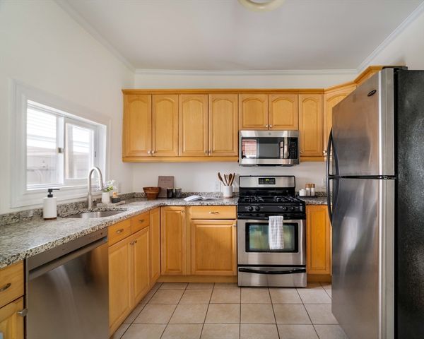 7 Farragut Ave 1, Somerville, MA 02144