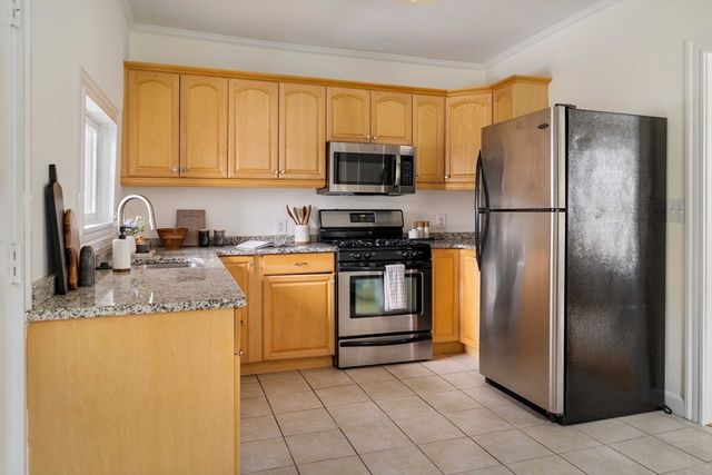 7 Farragut Ave 1, Somerville, MA 02144