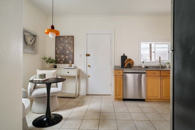 7 Farragut Ave 1, Somerville, MA 02144